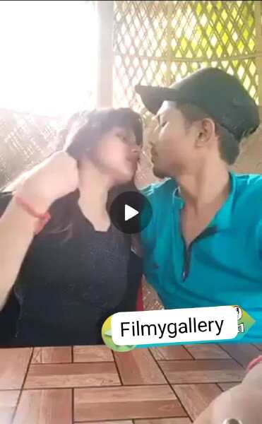 PUBLIC MA KISSING CHL RHA HA